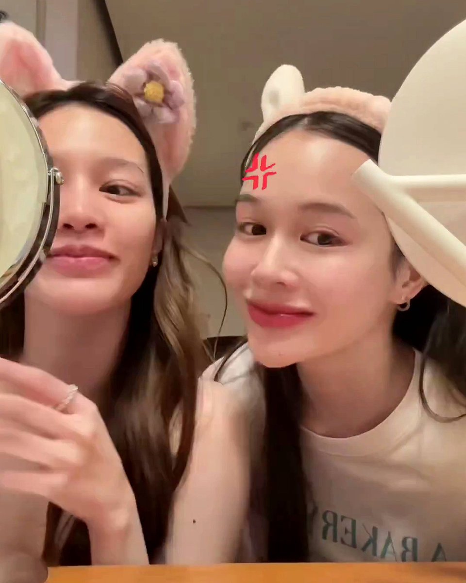 checkxmate_'s tweet image. Nur just sitting patiently beside TK and waiting for her to finish her skincare routine why are they so cute 😭🤏🏻💜

#TKNur #แตงกวาเหนือ
#nurdesoraya #TKphinyanech