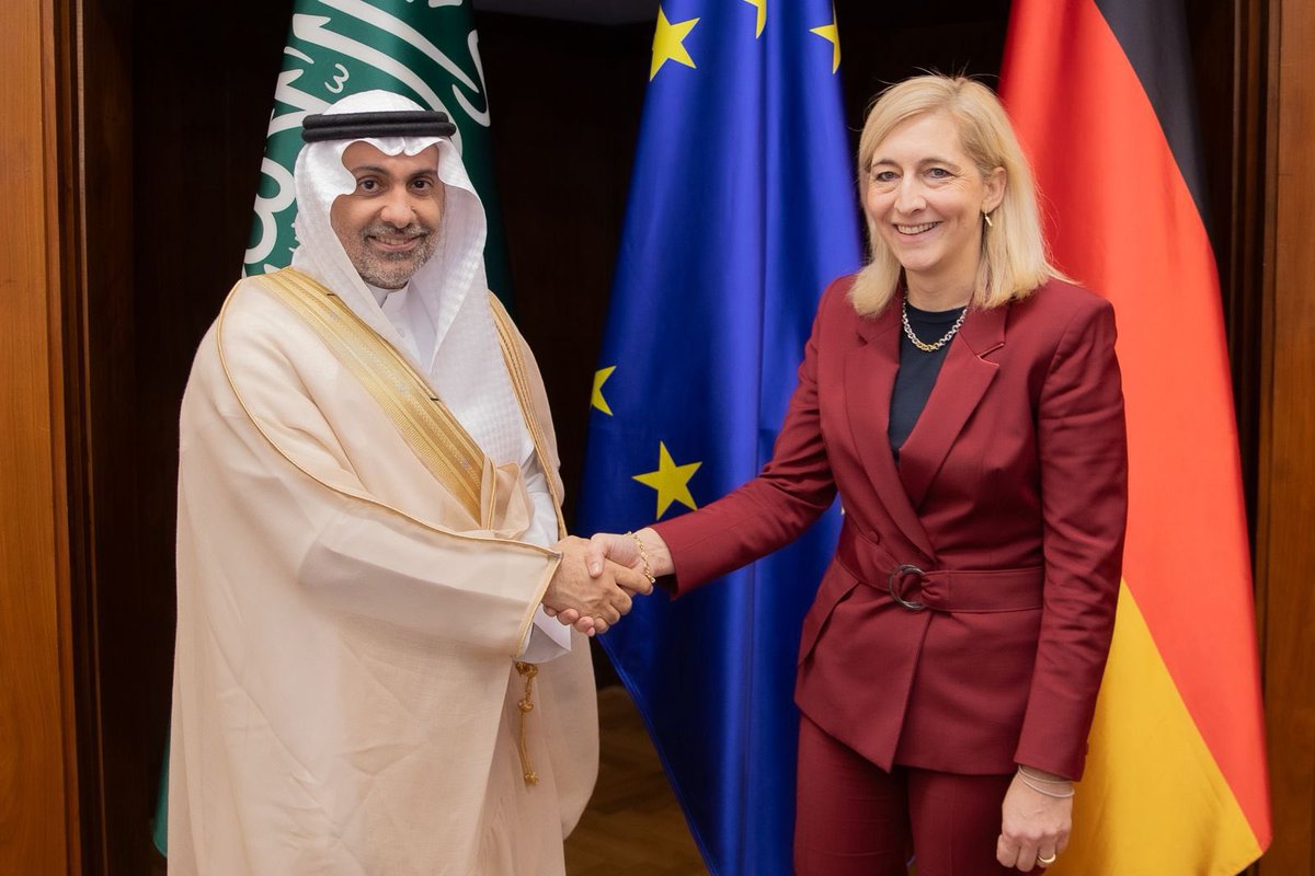 FahadAlJalajel's tweet image. سعدتُ خلال زيارتي الرسمية إلى جمهورية ألمانيا الاتحادية بلقاء معالي وزيرة الصحة @ninawarken حيث ناقشنا تعزيز التعاون الصحي في مجالات الصحة الرقمية والجاهزية للأوبئة. كما بحثنا فرص تطوير أنظمة صحية أكثر مرونة واستدامة، بما يدعم تبادل الخبرات وتبنّي الحلول الابتكارية لخدمة تطلعات…