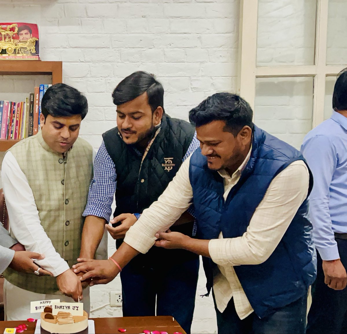 abhirajlive's tweet image. करहल के लोकप्रिय जनप्रिये विधायक (पूर्व साँसद) मैनपुरी श्री तेजप्रताप सिंह जी को जन्मदिन की ढेरों शुभकामनाएँ बधाई 🎂💐❤️

माँ कामख्या प्रभु श्रीराम से आपके बेहतरीन स्वस्थ सुखद जीवन की कामना करता हूँ.!!

@yadavteju @Rajlakshmiyadav