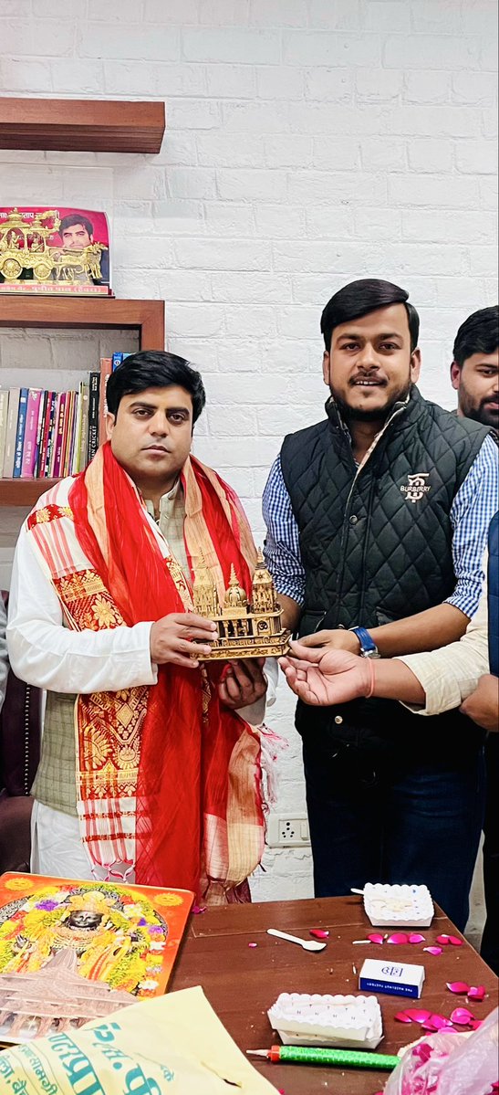 abhirajlive's tweet image. करहल के लोकप्रिय जनप्रिये विधायक (पूर्व साँसद) मैनपुरी श्री तेजप्रताप सिंह जी को जन्मदिन की ढेरों शुभकामनाएँ बधाई 🎂💐❤️

माँ कामख्या प्रभु श्रीराम से आपके बेहतरीन स्वस्थ सुखद जीवन की कामना करता हूँ.!!

@yadavteju @Rajlakshmiyadav