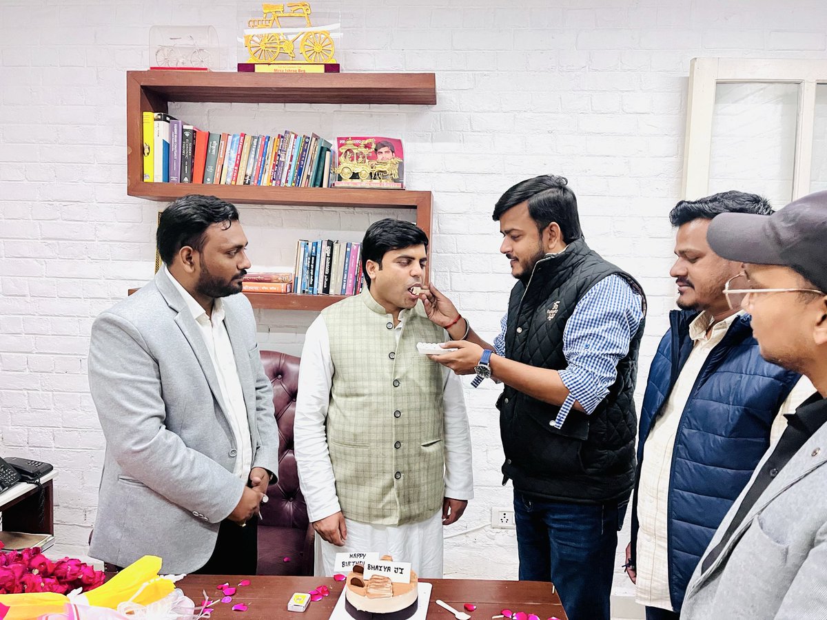 abhirajlive's tweet image. करहल के लोकप्रिय जनप्रिये विधायक (पूर्व साँसद) मैनपुरी श्री तेजप्रताप सिंह जी को जन्मदिन की ढेरों शुभकामनाएँ बधाई 🎂💐❤️

माँ कामख्या प्रभु श्रीराम से आपके बेहतरीन स्वस्थ सुखद जीवन की कामना करता हूँ.!!

@yadavteju @Rajlakshmiyadav