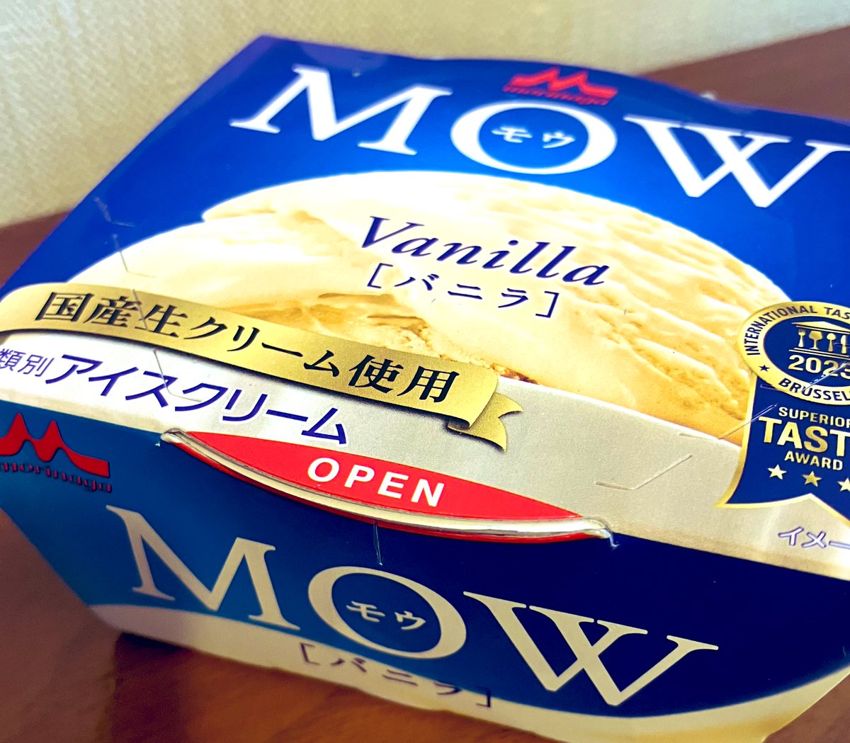 sakura001300's tweet image. すぐ溶けて
しまう恋より
少しずつ
溶かしてく愛

夜更けのアイス

#短歌　#詩
#MOW