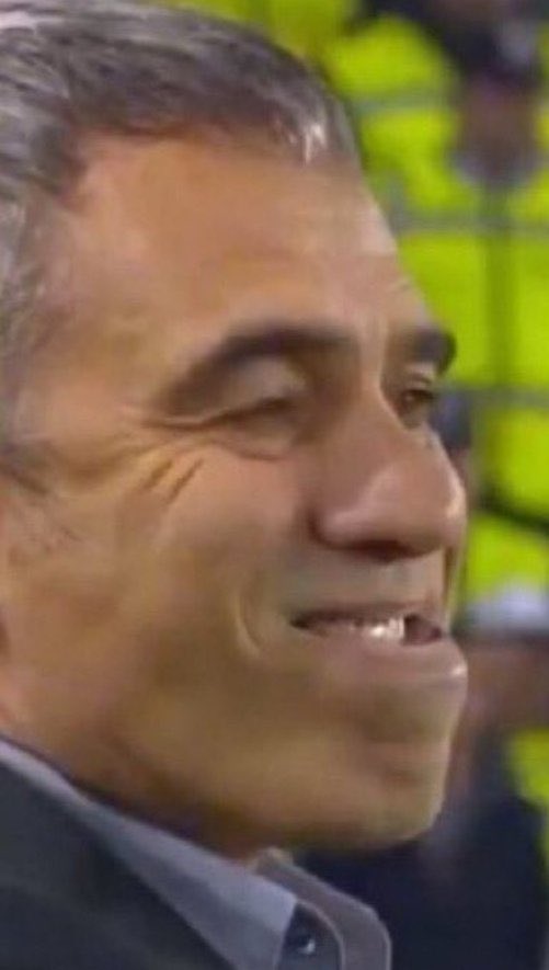 40 yaşında adamsın şunu niye yaptın amk ya  dinlerken şöyle oluyoruz