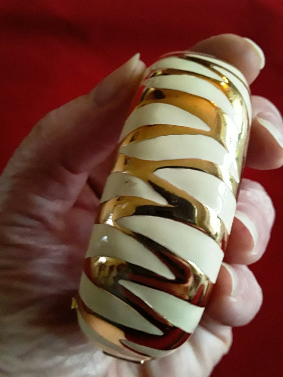 renaissancefai's tweet photo. CINER Cream Enamel Gold Pattern Bracelet Hinged Bangle, Abstract, Bold, Heavy Signed Vintage
https://t.co/mYf4C8Nb6Z?
#bracelet #Ciner #hinged #bangle #designer #signed #enamel #heavy #chunky #cream #goldplate #goldpatterns #oval #giftforHer #wedding #bridal #white https://t.co/elDLxAWlEh