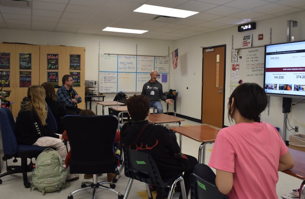 HFLMS's tweet image. Cougar Pride in action! 🖤💛 This morning, our HS Personal Development class handed off 50+ bagged lunches to Open Door Mission. Proud of their kindness and dedication! #WeAreHFL