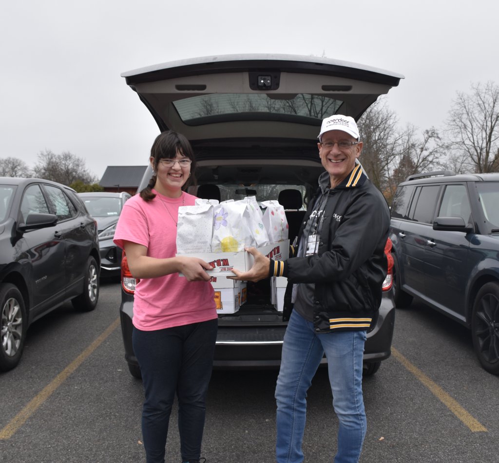 HFLLima's tweet image. Cougar Pride in action! 🖤💛 This morning, our HS Personal Development class handed off 50+ bagged lunches to Open Door Mission. Proud of their kindness and dedication! #WeAreHFL