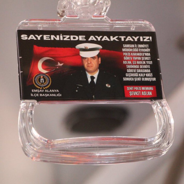 daktilock's tweet photo. Antalya'da halk otobüslerinin tutacaklarına şehit polis ve askerlerimizin isimleri yazıldı. https://t.co/OH34KPXoc0