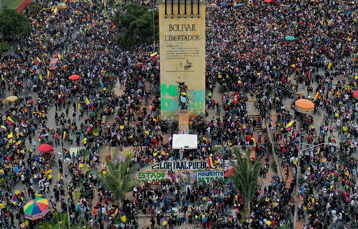 6 años del #21N, del Paro Nacional.✊🏽🔥

La juventud, las organizaciones y el movimiento social y el campesinado conjugamos décadas de movilización en un estallido plural que dio paso un acontecimiento político que nos dio la fuerza y la iniciativa para transformar el país.