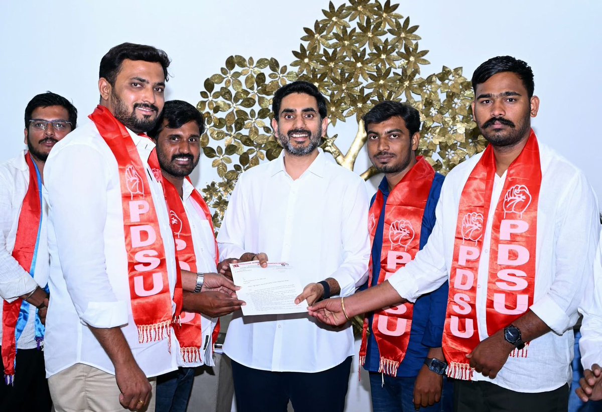 bosesavili's tweet image. ఫీజు రీఎంబర్స్ మెంట్ బకాయిల చెల్లింపునకు చర్యలు తీసుకుంటాం

సాధ్యమైనంత త్వరగా వర్సిటీల్లో అధ్యాపక పోస్టుల భర్తీకి చర్యలు

విద్యాసంస్థల్లో రాజకీయ ప్రసంగాలు, జెండాలను అనుమతించం

విద్యార్థి, యువజన సంఘాల నాయకుల సమావేశంలో మంత్రి @naralokesh

#iTDPForTDP 
#HOPE0138