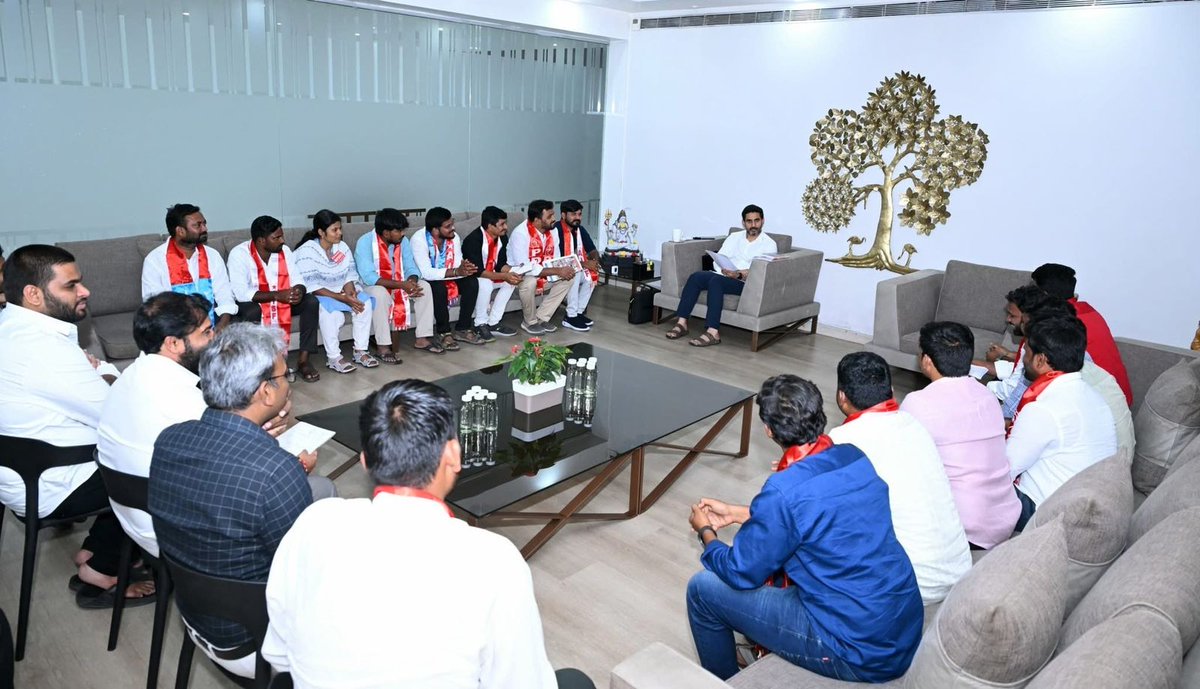 bosesavili's tweet image. ఫీజు రీఎంబర్స్ మెంట్ బకాయిల చెల్లింపునకు చర్యలు తీసుకుంటాం

సాధ్యమైనంత త్వరగా వర్సిటీల్లో అధ్యాపక పోస్టుల భర్తీకి చర్యలు

విద్యాసంస్థల్లో రాజకీయ ప్రసంగాలు, జెండాలను అనుమతించం

విద్యార్థి, యువజన సంఘాల నాయకుల సమావేశంలో మంత్రి @naralokesh

#iTDPForTDP 
#HOPE0138