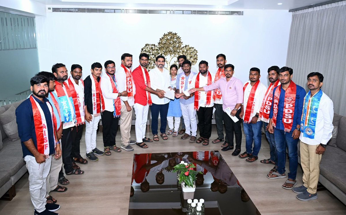 bosesavili's tweet image. ఫీజు రీఎంబర్స్ మెంట్ బకాయిల చెల్లింపునకు చర్యలు తీసుకుంటాం

సాధ్యమైనంత త్వరగా వర్సిటీల్లో అధ్యాపక పోస్టుల భర్తీకి చర్యలు

విద్యాసంస్థల్లో రాజకీయ ప్రసంగాలు, జెండాలను అనుమతించం

విద్యార్థి, యువజన సంఘాల నాయకుల సమావేశంలో మంత్రి @naralokesh

#iTDPForTDP 
#HOPE0138