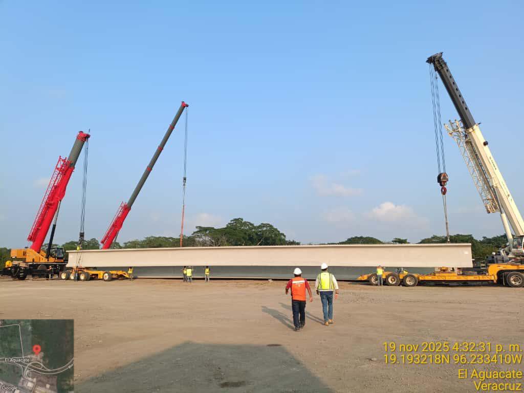 🏗️ Avanza el montaje de trabes del nuevo Distribuidor Vial de Acceso al Puerto de Veracruz.

🚧 Traslado de una de las 6 trabes de 40.8 m, rumbo al claro 18–19.

📍 Maniobra en la Carretera Mex-140, tramo Santa Rita – Tamsa (Km 93+350 al 95+320).

🚚 Movimiento preciso de