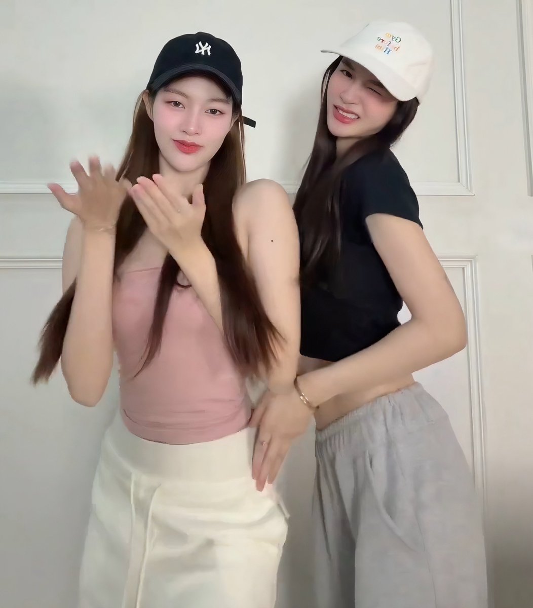 june_noah01's tweet image. Nur favourite part of the job dancing with her sexy gf, touching her sexy gf!🤧🤧😏

@nurdesoraya where I can apply too? 

#TKPhinyanech #TKNur #nurdesoraya #แตงกวาพิญญาเนศวร์