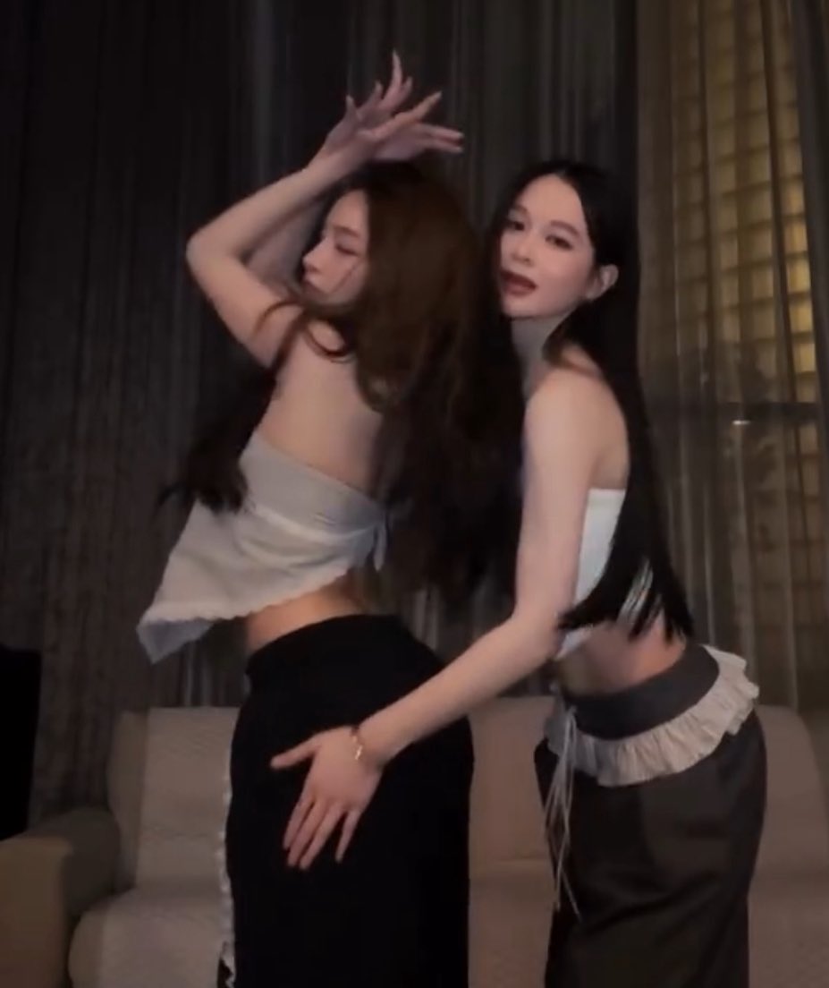 june_noah01's tweet image. Nur favourite part of the job dancing with her sexy gf, touching her sexy gf!🤧🤧😏

@nurdesoraya where I can apply too? 

#TKPhinyanech #TKNur #nurdesoraya #แตงกวาพิญญาเนศวร์