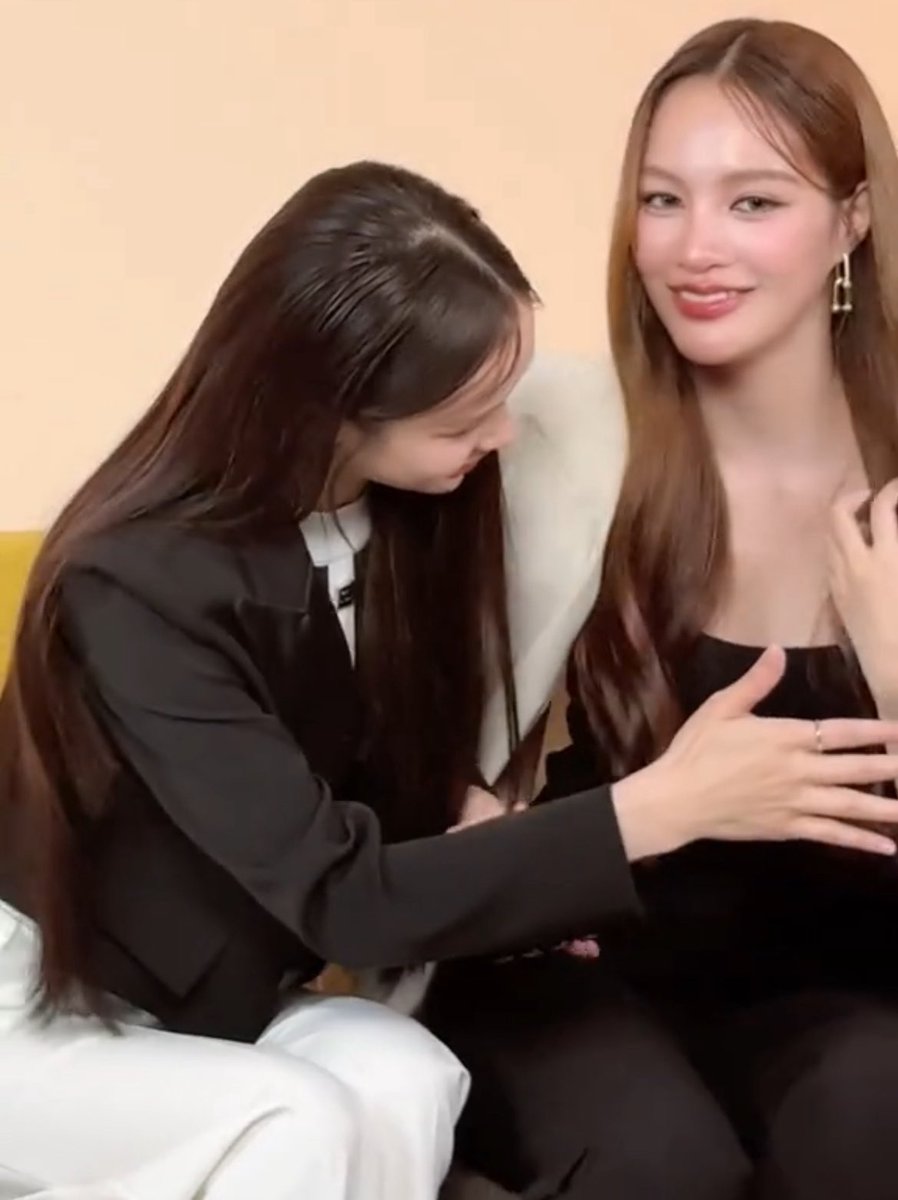 june_noah01's tweet image. Nur favourite part of the job dancing with her sexy gf, touching her sexy gf!🤧🤧😏

@nurdesoraya where I can apply too? 

#TKPhinyanech #TKNur #nurdesoraya #แตงกวาพิญญาเนศวร์