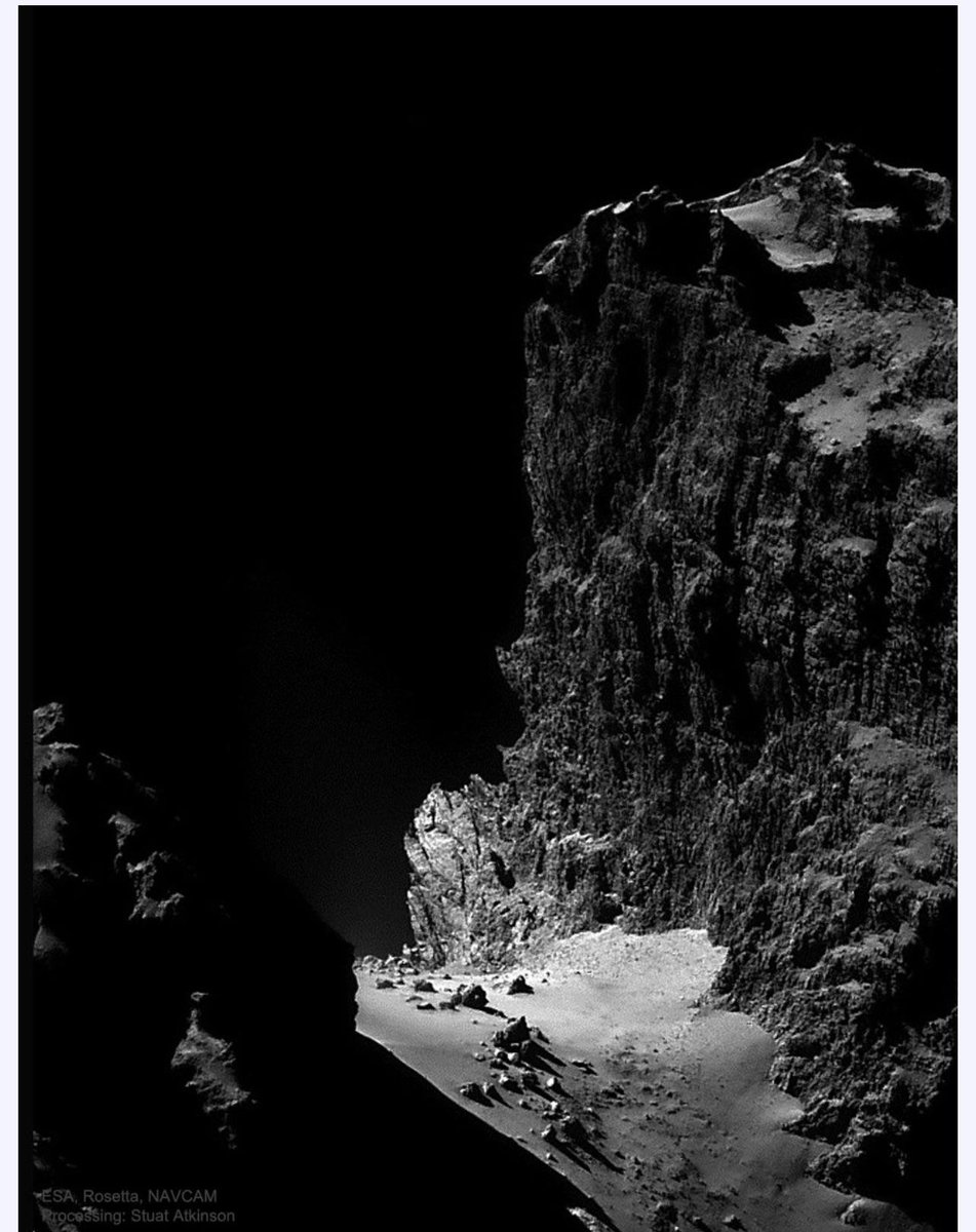 MAstronomers's tweet image. This is a cliff.

It&apos;s 1,000 metres tall.

And it&apos;s on a comet.

996,480,038 km away from us.