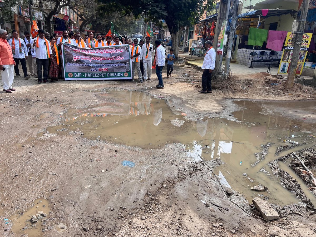 JithenderkBjym's tweet image. హఫీజ్‌పేట్ డివిజన్‌ బీజేపీ ఆధ్వర్యంలో మంజీరా పైప్‌లైన్ రోడ్ పనులు ఆలస్యం మరియు చందానగర్ రైల్వే స్టేషన్ వద్ద కోట్ల రూపాయలతో నిర్మించిన కూరగాయల మార్కెట్ నిర్లక్ష్య స్థితిపై 
నిరసన కార్యక్రమం నిర్వహించడం జరిగింది. @BJP4Telangana
@BJPRangaReddyTS 
@RAVIKUMARY90752