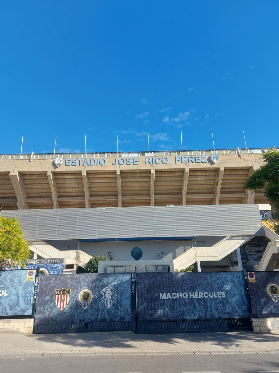Johnny97finn's tweet photo. Melko karulta näyttää Hercules CFn kotistadion. Vielä reilu 10 vuotta sitten täällä pelattiin Espanjan pääsarjaa.
Stadionilla pelattiin -82 MM-kisoissa kolme matsia.
Valitettavasti nyt ei osunut pelejä kohdalle, eikä löytynyt salaista ovea, josta olisi pystynyt kurkkimaan sisälle https://t.co/6dFg1fxBer