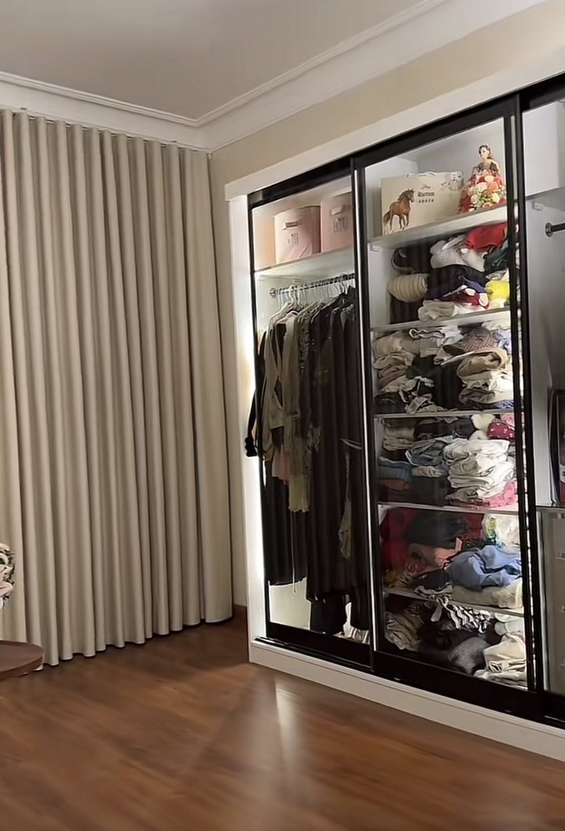 فكرة ان الدولاب شفاف كذا غلططط وفترة وتندمي  بالنسبة لي المنظر مزعععععج وكل شوي بقعد ارتب