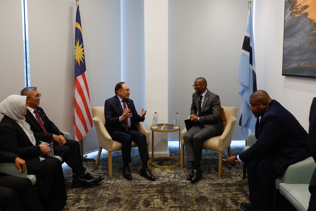 anwaribrahim's tweet photo. Menerima kunjungan hormat Naib Presiden Botswana, Ndaba Nkosinathi Gaolathe, dan kami menelusuri perjalanan hubungan diplomatik yang terjalin lebih tiga dekad atas dasar saling percaya, hormat dan aspirasi bersama demi kemajuan rakyat kedua-dua negara.

Botswana kekal sebagai rakan penting Malaysia di rantau Afrika, dengan pelaburan merangkumi sektor pembuatan pendawaian automotif, kampus Limkokwing University di Gaborone serta operasi penyelenggaraan lokomotif dan gerabak oleh syarikat Malaysia.

Beliau turut menyatakan penghargaan atas kerjasama erat menerusi PEMANDU dan tenaga pakar Malaysia, yang membantu memperkukuh keupayaan institusi Botswana, dalam agenda pertumbuhan ekonomi dan reformasi perkhidmatan awam.

Kedua-dua negara juga bersetuju untuk meneroka ruang kerjasama baharu yang memberi manfaat bersama.

Saya turut titipkan salam kepada Presiden Duma Boko sebagai tanda persahabatan yang terus mengukuhkan hubungan Malaysia dan Botswana.

🇲🇾🤝🇧🇼

#MalaysiaMADANI 
#MADANIbekerja 
#DiplomasiMADANI