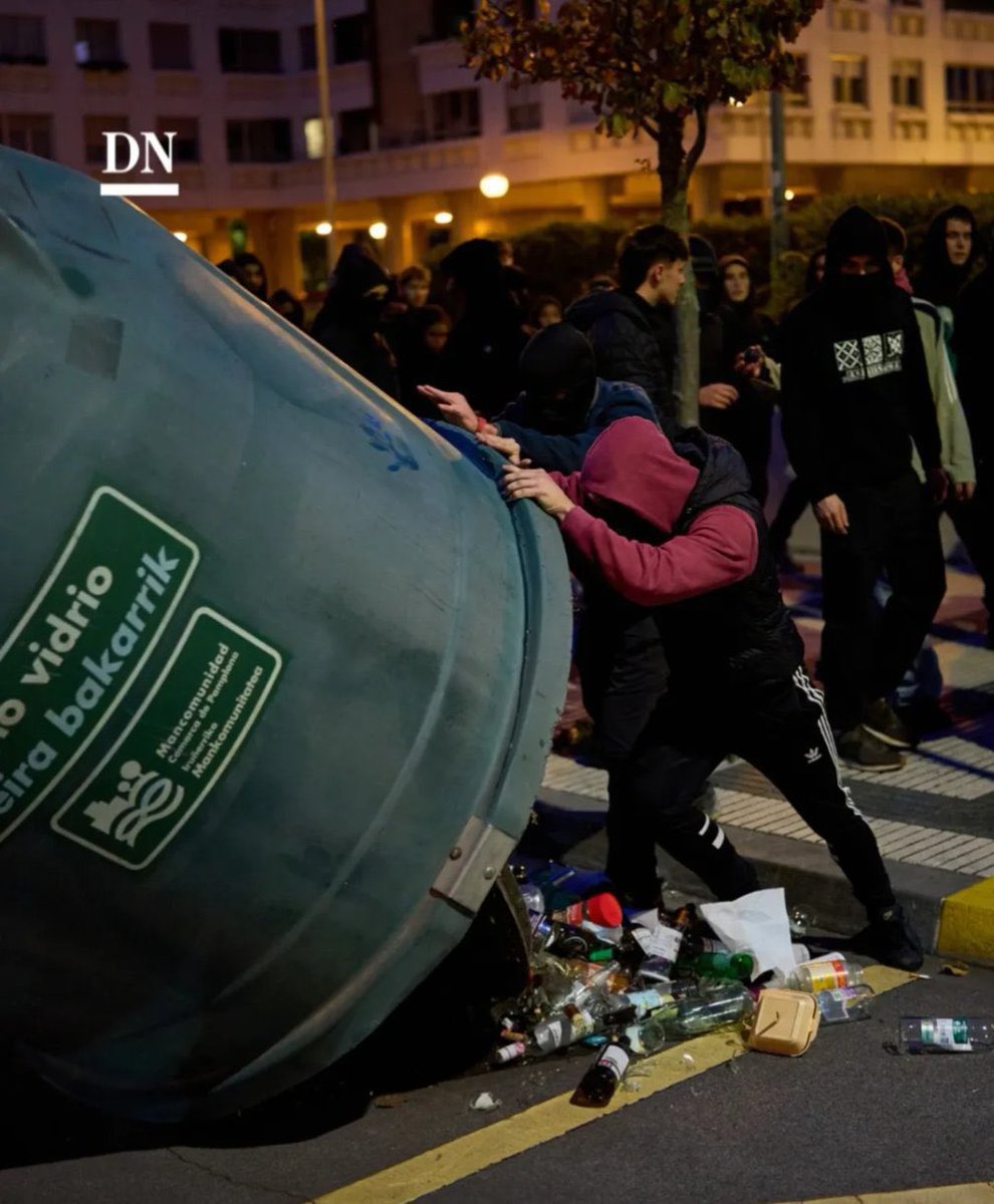 🔴 #ÚLTIMAHORA | La policía detiene a 4 personas por terrorismo por los disturbios contra mi visita a Pamplona. 

Pero luego el “agitador” y el “peligroso” era yo. Que caigan todos los etarras.