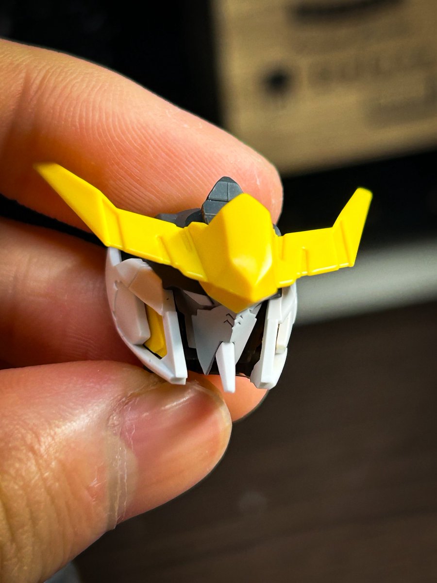 バエルの頭部使ってると思ってましたがバルバトスだったみたいです🙏

パテで角度調整したブロックを作成
→ツインアイとフェイスをプラ板で重ねる
→フェイス（口元）を整える
→口をつける