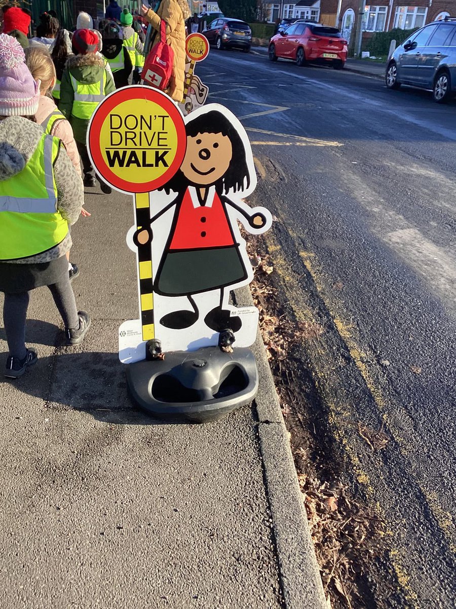 stpatrickscpa's tweet image. Reception have been learning how to keep themselves when crossing the road. #STOPLOOKANDLISTEN 🚗👀👂
