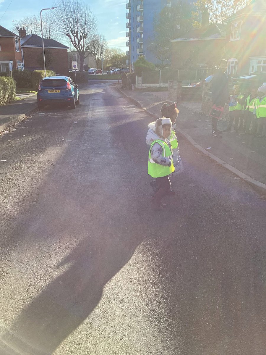 stpatrickscpa's tweet image. Reception have been learning how to keep themselves when crossing the road. #STOPLOOKANDLISTEN 🚗👀👂