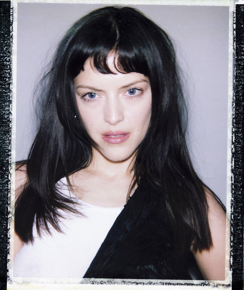 THEMARIASUPDATE's tweet image. Happiest birthday to the one and only Maria Zardoya ♡ 

Thank you for your art and for being you, we love you so much ♡ 

@themarias @notforrradio