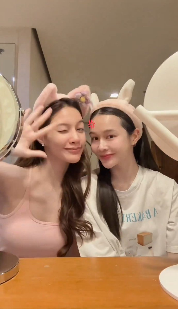 macarbie's tweet image. Cómo pueden ser ambas en el mismo día 😩

#TKNur