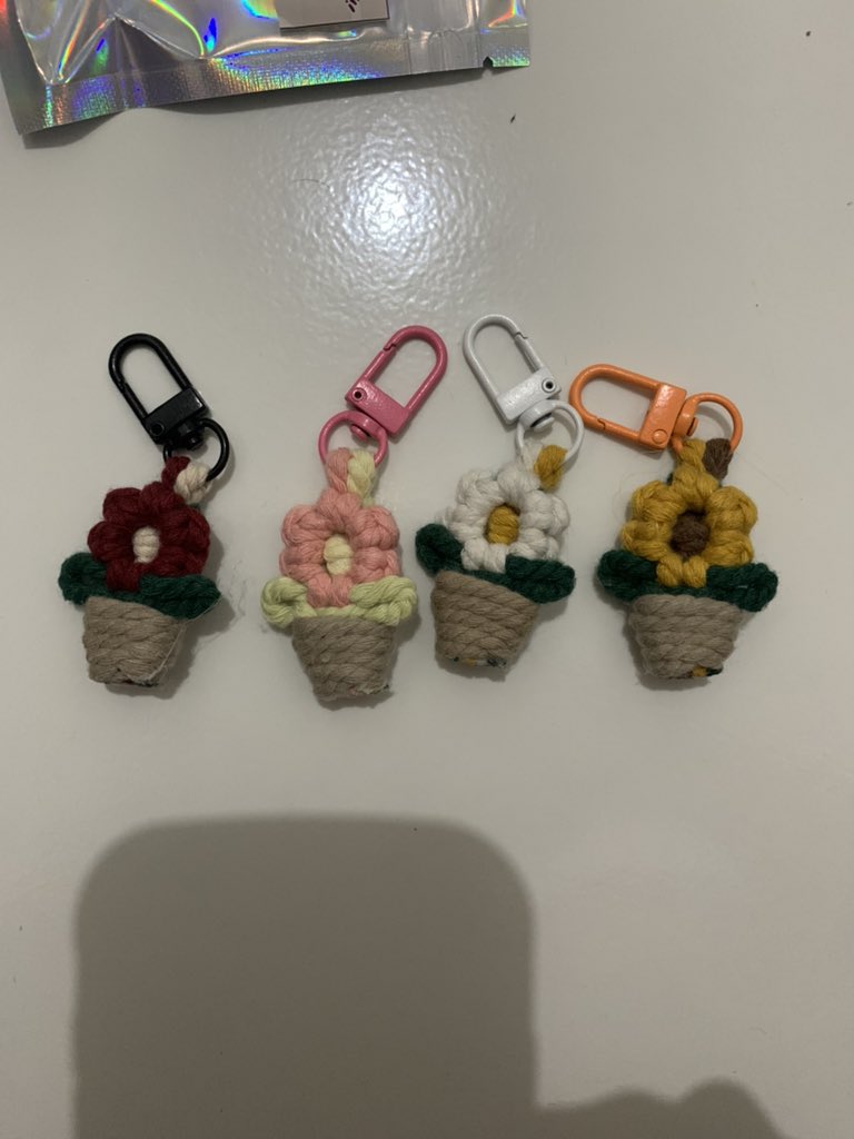 haibrodiee's tweet photo. wts gantungan bungaaa imutt 5k, yg mau dm yaaaah 🫰🏻 cute bgt buat gift habis prokeran atau dijadiin bagcharm juga superr imuutt!! #temcy #zonauang #zonajajan
(ps. maaf ga jago foto product) https://t.co/MD96MDPHuF