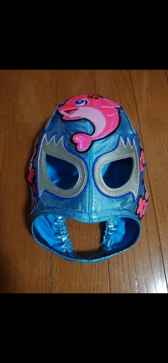 なにわ女子プロレスバージョンを製作！
デルフィンと浪花で行くメキシコツアーで来てくれた水上君が製作。
もう30年くらいのお付き合いか。
中川翔子さんのロゴイルカをミシン縫い！
素晴らしい！
このイルカを左右で作ってみよう。