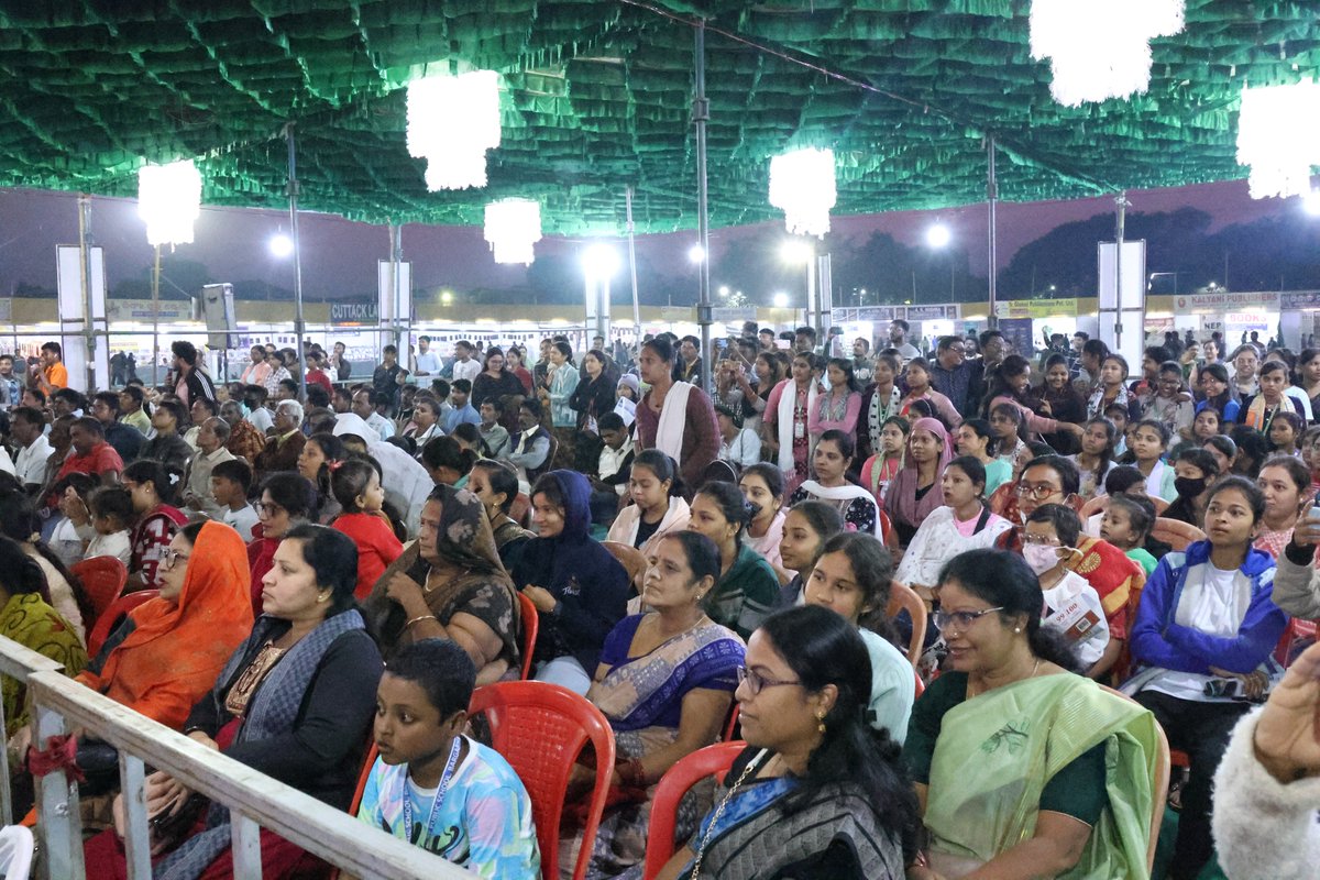 iamdmkrishna's tweet image. It was a pleasure to attend the 22nd Bargarh Book Fair today. Books build thinking minds, and I am happy that our Krishnavikashians could perform and experience the power of literature in a meaningful environment.

#krishnavikash #krishnavikashbargarh #kvgi #bookfair #bargarh