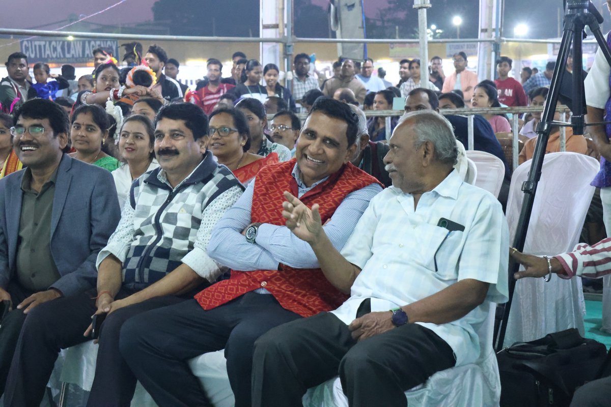 iamdmkrishna's tweet image. It was a pleasure to attend the 22nd Bargarh Book Fair today. Books build thinking minds, and I am happy that our Krishnavikashians could perform and experience the power of literature in a meaningful environment.

#krishnavikash #krishnavikashbargarh #kvgi #bookfair #bargarh