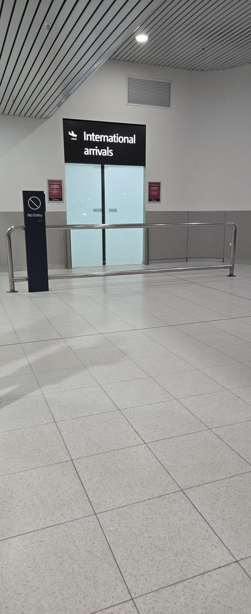 limoperth's tweet image. Once again luggage issue at hopeless Perth Airport T3 for Qantas QF72.  3RD WORLD standard of service.  One flight lands and systems don't work.  #worstairport #perthairport