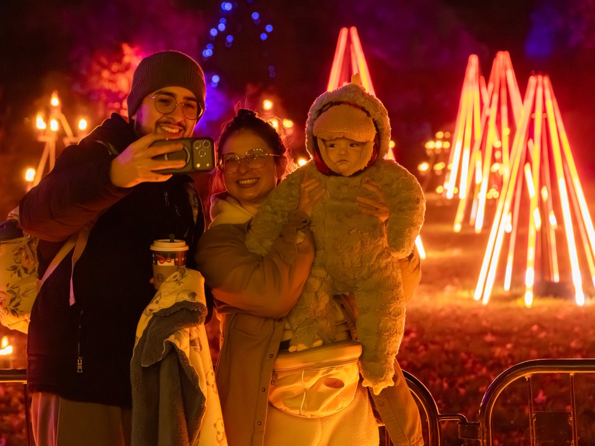 chicagobotanic's tweet photo. We just released more #LightscapeChicago tickets for select nights, so bring your nearest and dearest, enjoy festive food and drinks, and embark on a dazzling trail that reminds you what this season is all about: joy! Buy tickets now: https://t.co/i37wadnG3b https://t.co/e1aR8cxDQU