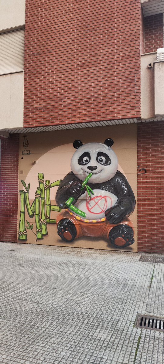 valhalex86's tweet image. Una pena que los retarded de León hayan estropeado murales como estos en la zona de la estación... Esperemos que se puedan repintar