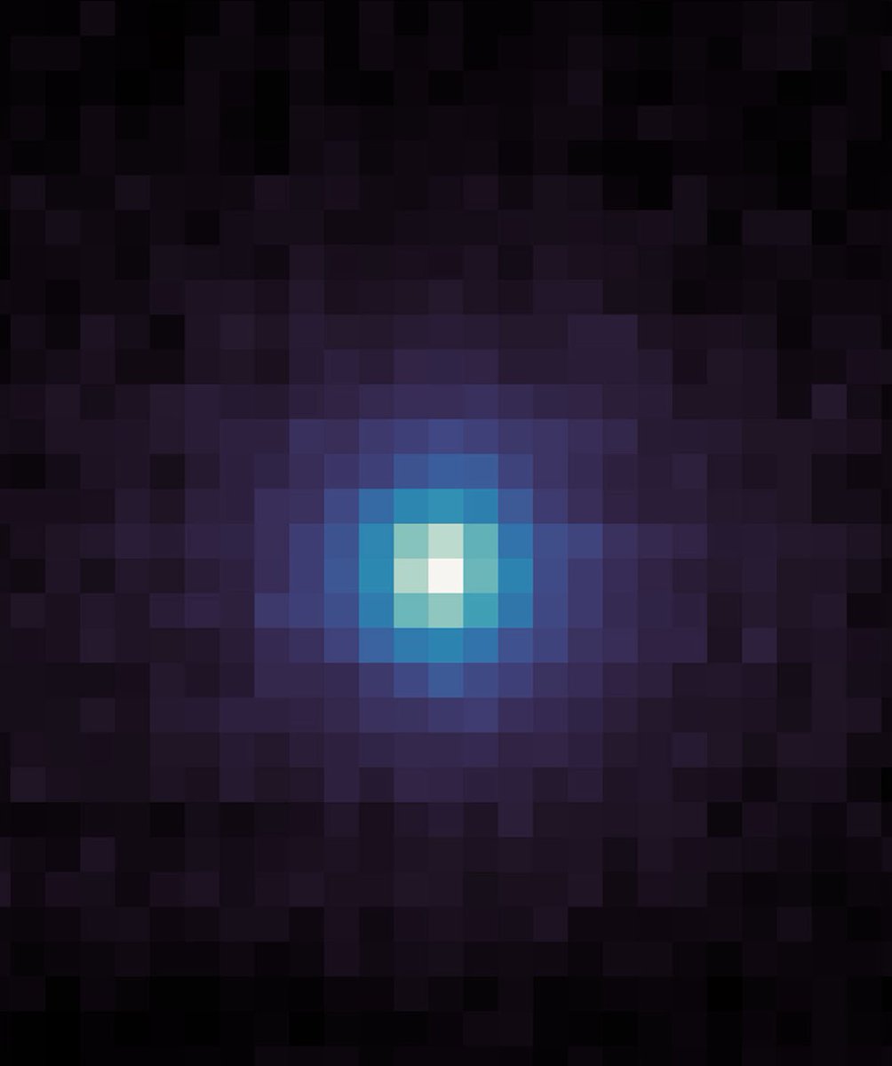 0xcitiz3n's tweet image. left: NASA’s recently released image of comet 3l/ ATLAS. A square, pixelated image with a dark background. At the center is a roughly circular cluster of bright pixels, transitioning from white at the very center to light blue around it, then fading out to dark blue, purple, and…