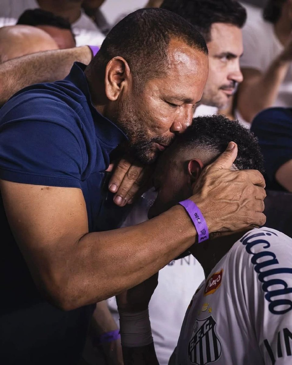 لوكاس موسيتي : 

على الرغم من الشائعات، فإن والد نيمار لا يبدي أي اهتمام بشراء شركة SAF التابعة لسانتوس.

وقد تم تأكيد هذه المعلومة من جانب والده ومن جانب النادي أيضاً