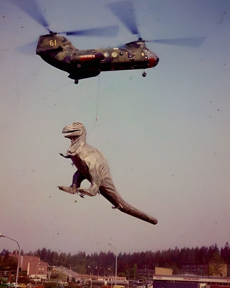 Marinens hkp 4 hjälper till att flytta dinosaurien Tyra från Finspång till Kolmårdens djurpark 1984