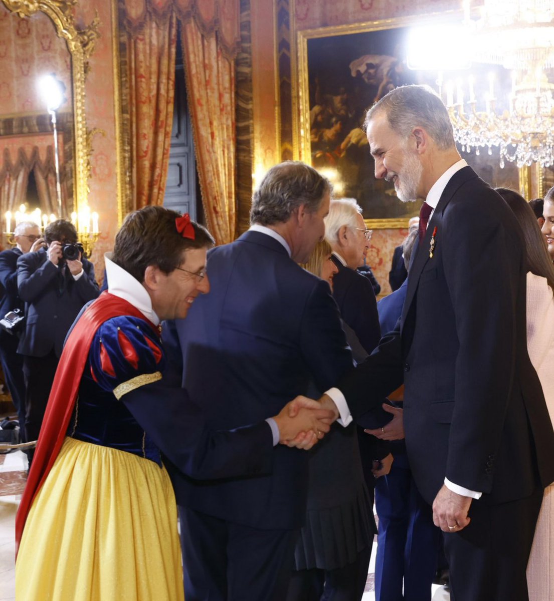 - ¡Pero hombre, José Luis te pegaba mejor venir de enanito! 
- Que hijo puTiene razón su majestad.