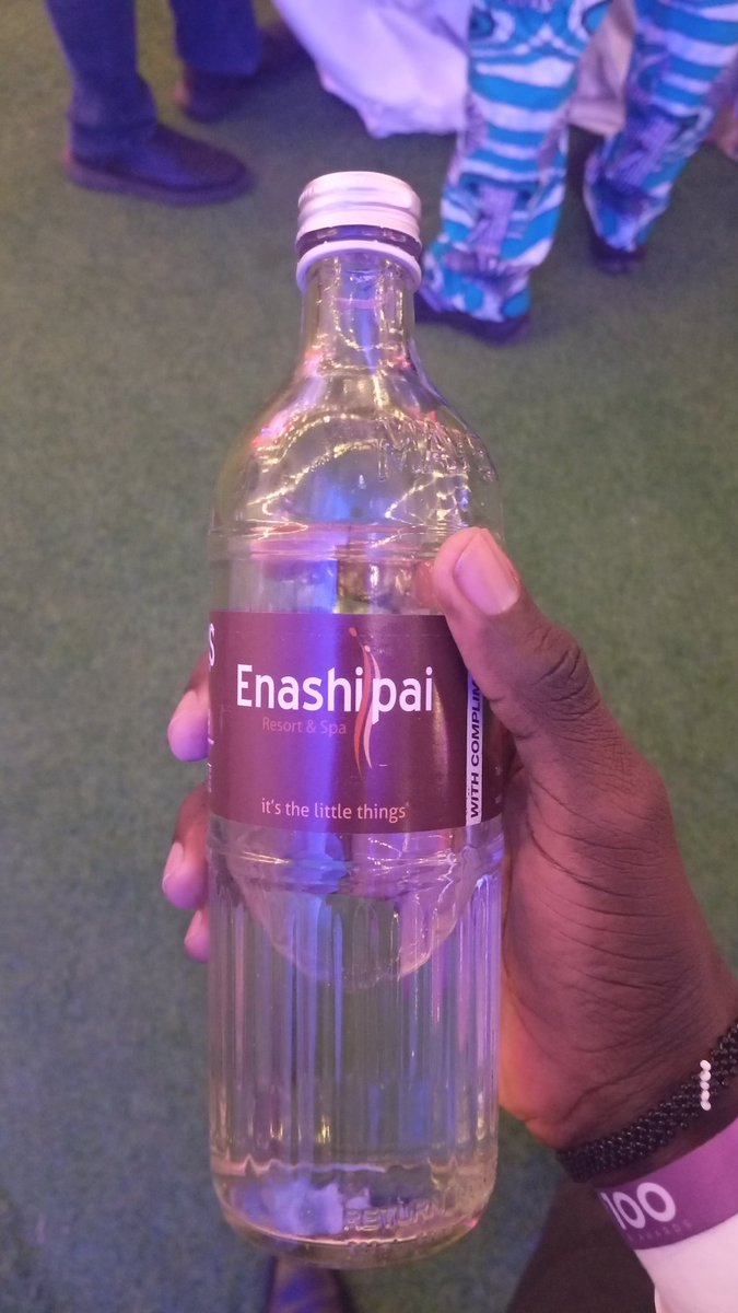 Code4jeph's tweet image. When everyone in the event takes alcohol but you don&apos;t take alcohol. You take water 😂