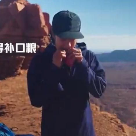 zaiinzam's tweet image. “เฮียกิมไร”

“ช็อคแลต”

“มีของพี่มั้ย”

“แล้วตัวเองเอามามั้ย”

“ไม่ได่เอามา”

“งั้นก็ไม่มี”

“ไม่แบ่งเลยเหนอ”

“แบ่งไรอ้วน มีอันเดียว”

“พี่อยากกิม”

“กินข้าวไป”

“อยากกิมช้อคแยต”

“ … ”

“อยากกิมอะ”

“มาเอา”