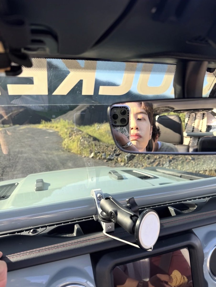 251121 Mark IG post 1/3

2 weeks since the release of the MV and EP! 
Thank you guys for showing so much love🫶🏻
 
instagram.com/p/DRUs73Bkf8g 

#SunsetsandCigarettes 
#Silhouette #MarkTuan_Silhouette
#MarkTuan #MARK #段宜恩 #마크 
<a href="/DNAmngmnt/">Mark Tuan Official</a> <a href="/marktuan/">Mark Tuan</a>