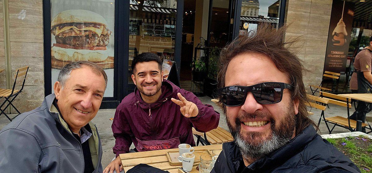 Hoy nos reunimos con el compañero <a href="/pablomacianok/">Pablo Macian</a>, coordinador de Educación Física de Tucumán.
➡️Analizamos la Educación Física a nivel nacional y proyectamos acciones en conjunto de capacitación y de fortalecimiento del Deporte Escolar.
<a href="/Kicillofok/">Axel Kicillof</a> <a href="/AlbertoSileoni/">Alberto Sileoni</a> <a href="/pablourquizaok/">Pablo Urquiza</a>