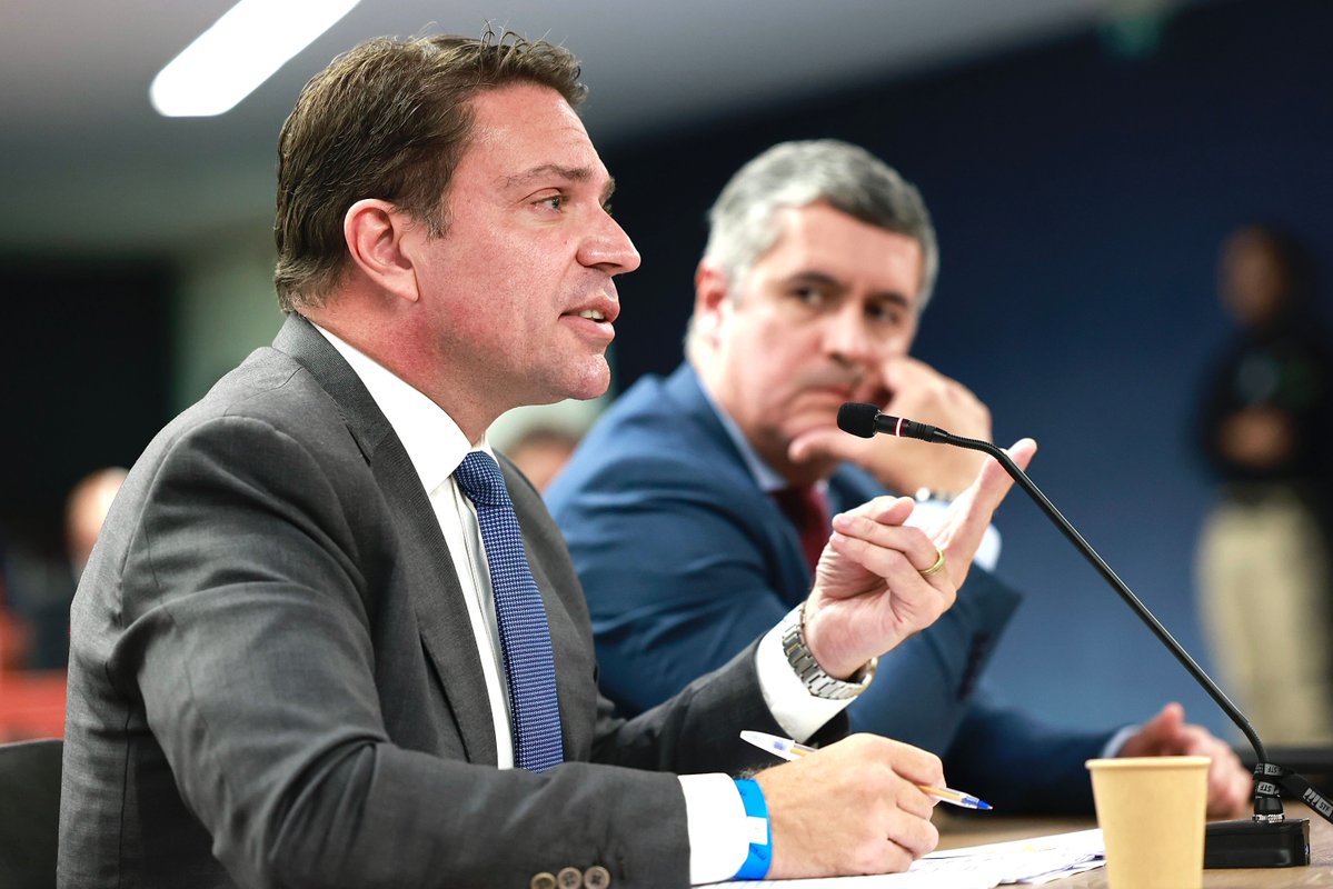 eixopolitico's tweet image. 🇧🇷 URGENTE: Alexandre de Moraes determina a prisão preventiva do deputado Alexandre Ramagem.

Deputado, que estava proibido de deixar o Brasil, deixou o país em setembro e está vivendo nos Estados Unidos. A PF agora quer descobrir se ele fugiu pela fronteira de Roraima com a…