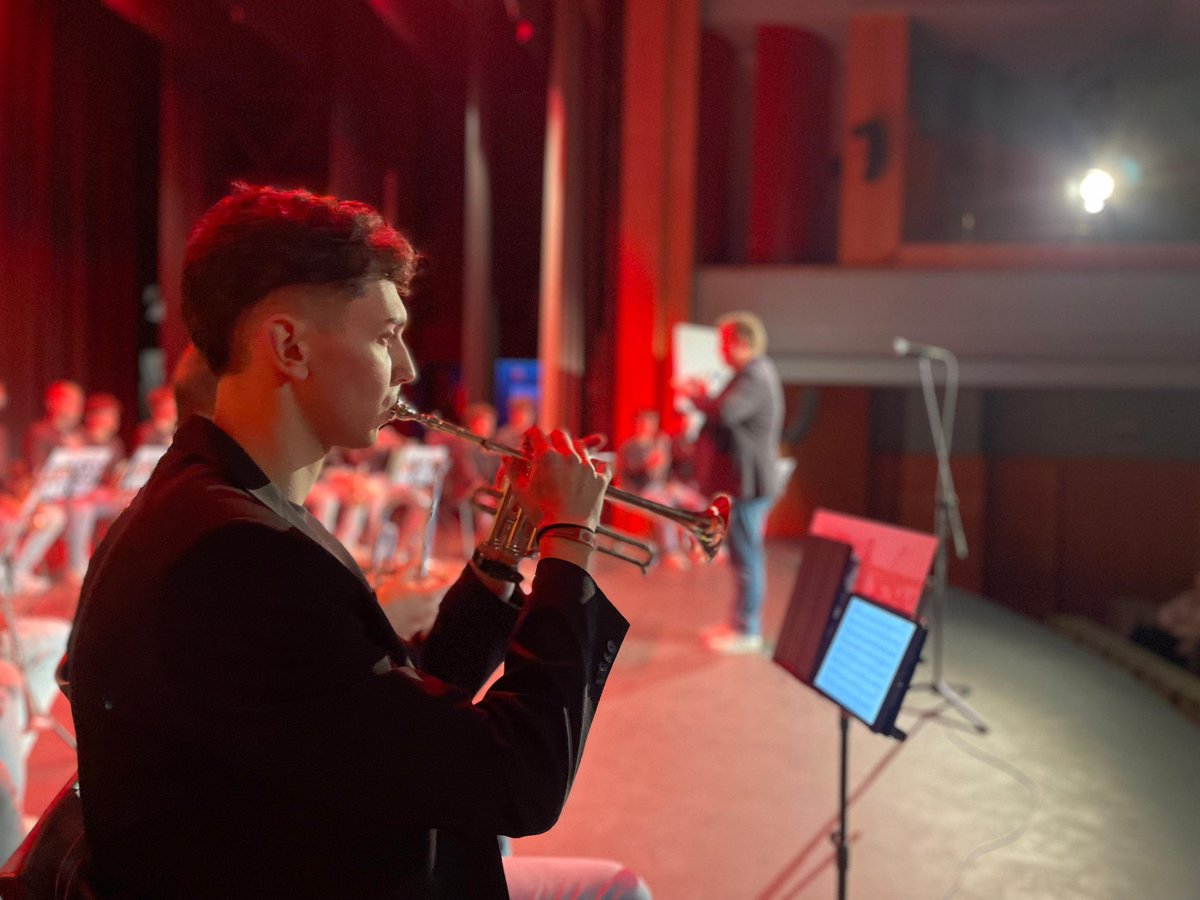 𝗧𝗥𝗢𝗠𝗣𝗘𝗧𝗔𝗦 𝗗𝗘 𝗥𝗢𝗖𝗞 🎺 | Ayer disfrutamos del nuevo espectáculo de VandelTrumpets, bajo la dirección del cátedratico de trompeta Jorge Giner.

¡Enhorabuena a todos los músicos por su gran actuación! 🎺🎹🎶

<a href="/FestivalOtoJaen/">Festival Otoño Jaén</a>