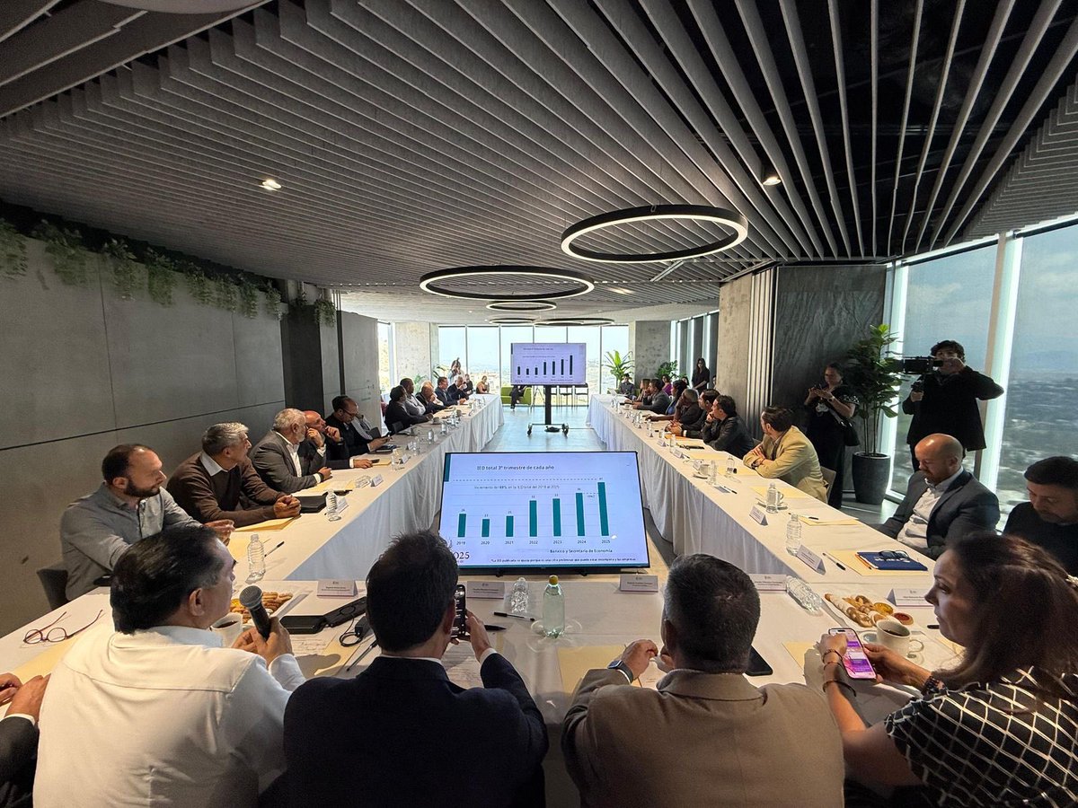 En el marco del Plan Michoacán, el Comité Promotor de Inversiones sesionó en la entidad y anunció comités municipales en Pátzcuaro, Uruapan y Lázaro Cárdenas.

<a href="/EugenioGoveaA/">Eugenio Govea Arcos</a> señaló que Michoacán es prioridad para impulsar su vocación productiva y avanzar en los #PolosBienestar.