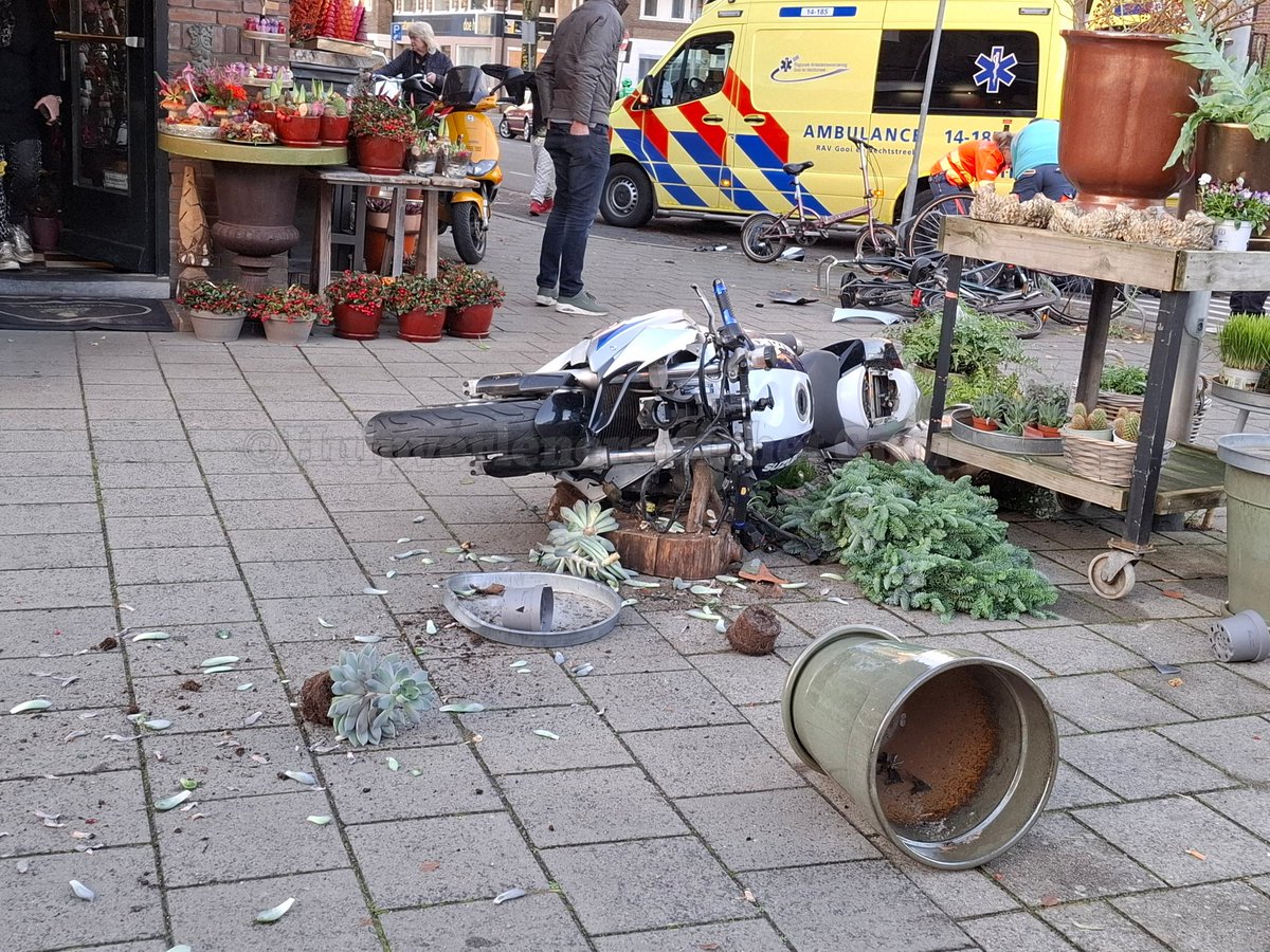 Ongeval tussen motor en auto in Bussum