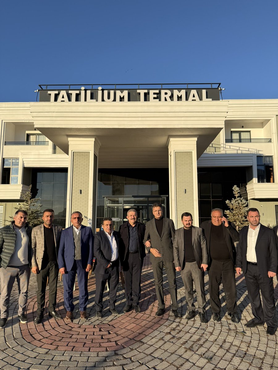 “Her İnkişaf kendi vaktine gebedir”

Vaktiyle şehrimizin kadim ilçesi Çaldıran’da bir grup cesur girişimcinin jeotermal sera ile başlayıp termal otelle devam eden yatırımı, bugünlerde şehrine, ilçesine gönül vermiş, melek yatırımcı Nazım Karakoç’un cesaretiyle büyüyüp gelişiyor!